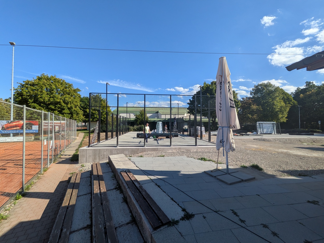 Jetzt geht es los: Die Padel-Courts nehmen Gestalt an!